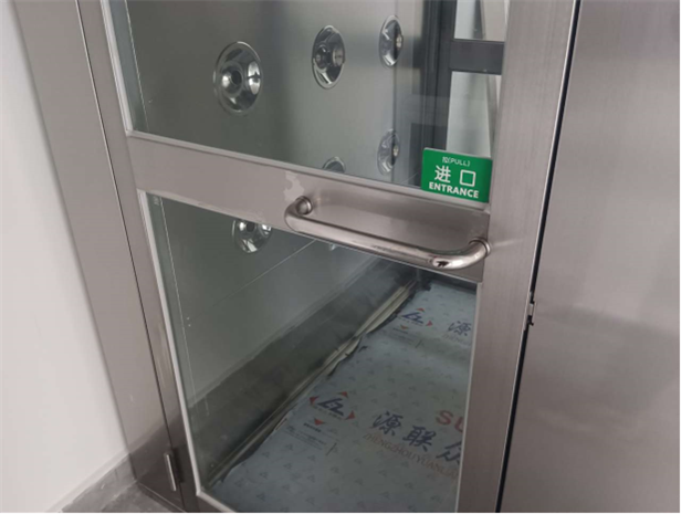 不銹鋼風(fēng)淋室安裝現(xiàn)場